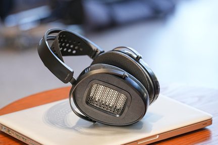 HiFiMAN Arya svart hodetelefon med åpne ovale øreklokker med metallgitter på bærbar PC