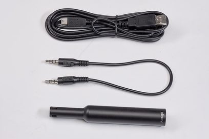 Zestaw mikrofonowy kalibracyjny MartinLogan ARC z czarnym mikrofonem typu „ołówek”, kablem USB i kablem audio jack 3,5 mm widziany z góry