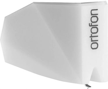 Diamant til pladespiller STYLUS 2M MONO SE, set fra trekvart vinkel, hvid farve, sort ortofon logo, synlig spids