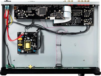 Předzesilovač domácího kina Emotiva BASX MC-700, pohled zepředu do vnitřku, tištěné spoje, elektronické součástky, kabely a konektory