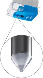 Diamant til pladespiller pickup VMN10CB, blå krop, forgyldte stik, forstørret konisk nålespids i sølvmetal, set i perspektiv.