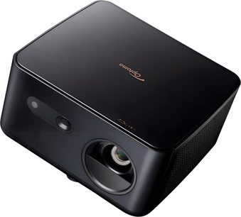 Projektor Optoma Photon Life PK32 v lesklé černé plastové úpravě, pohled zepředu v úhlu 3/4, čelní objektiv, boční mřížka