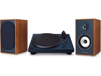 Giradischi in vinile Technics blu accompagnato da due diffusori da scaffale Triangle con finitura in legno di noce