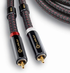 Kırmızı desenli siyah örgülü kılıflara ve altın renkli ok işaretlerine sahip, altın kaplamalı konektörlü 2m Clarus Crimson RCA analog ses kablosu