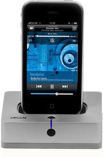 Arcam Solo IrDock dockingstation til iPhone, set forfra, skærm der viser en lydafspiller, blå drejeknap