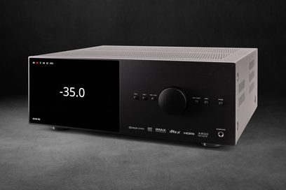 Anthem AVM 90 8K sort hjemmebiograf-forstærker, frontvisning, display "-35.0", knapper og stik på forsiden