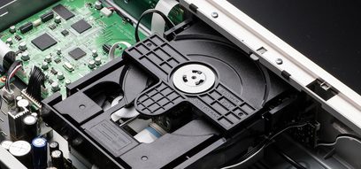 Denon DCD-800NE Silber CD-Player, Innenansicht des Lese-Mechanismus mit Schlitten, Laserlinse und elektronischen Schaltungen