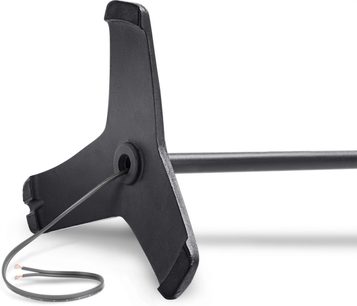 Norstone Design Finn Edge sort højttaler-fod, set fra siden, i mat sort metal med trekantet base og cylindrisk stang