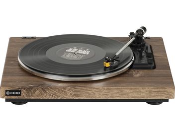 Rekkord Audio F300 egetræs pladespiller med AT91-pickup, metalplade, sort tonarm med pickup, på træsokkel, gul knap og kontakt