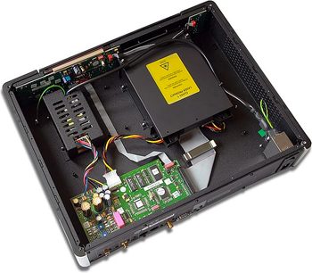 Meridian G06.2 sort CD-afspiller, indvendigt syn af elektroniske komponenter, printplader, kabler, transformator, gul etiket
