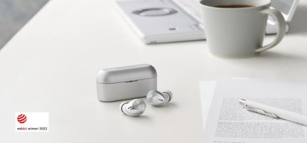 Hvide trådløse hovedtelefoner, pen, ark med tekst, hvid kop på hvidt bord, set ovenfra