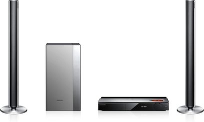 Samsung HT-FS9200 hjemmebiografsystem bestående af en Blu-ray-afspiller, to højttalertårne og en basrefleksboks, set forfra