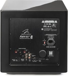 Abyss 8 sortlakeret subwoofer set bagfra med sort tilslutningspanel og hvide inskriptioner