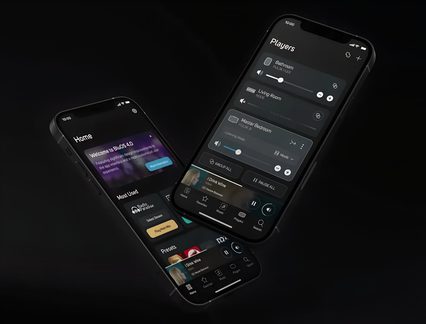 Flere sorte smartphones i glas og metal, set i perspektiv, mørkt lydapp-interface med skyidere og knapper