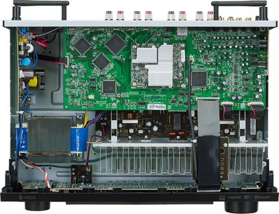 Scheda madre del computer con circuiti stampati verdi, componenti elettronici, connettori e porte, vista dall'alto
