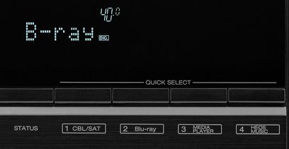 Denon AVR-X2600H DAB sort hjemmebiografsforstærker. Digital blå skærm på sort baggrund. Hurtigvalgsknapper forneden