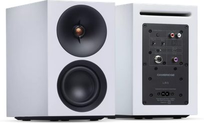 Bílý chytrý reproduktor Cambridge Audio L/R S, pohled zepředu a zezadu, černé reproduktory a připojovací panel