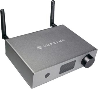 Nuprime Omnia WR-1 netværksaudioafspiller i sølv, set forfra i perspektiv, rektangulært kabinet, to Wi-Fi-antenner