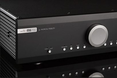 Musical Fidelity M6PRE sort præforstærker, frontvisning, sort front med sølvfarvede knapper og drejeknap, digital display