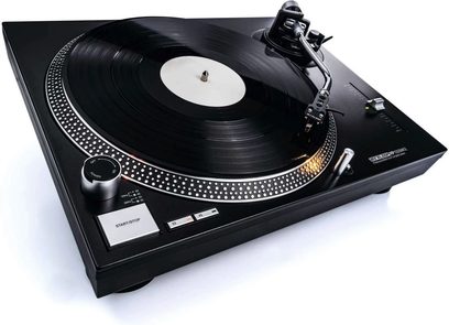 Reloop RP 1000 MK2 sort pladespiller, set ovenfra i et dykkende perspektiv, pladespiller med vinylplade, tonarm, kontrolknapper