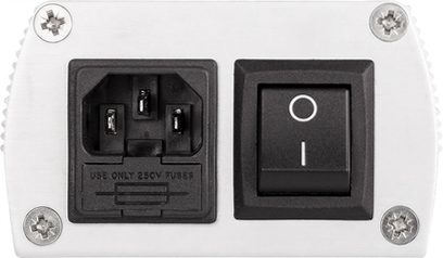 Multipresa MainBlock MD06-EU/SP MK3 com interruptor, vista frontal, caixa retangular, conector IEC preto, interruptor preto, 4 parafusos prateados