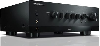 Ampli hi-fi stereo Yamaha R-N1000A černý, pohled zepředu, černý panel s tlačítky a konektory, LED displej