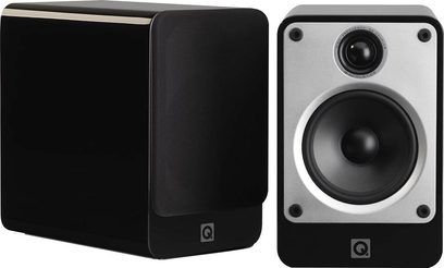 Diffusore acustico da libreria Q Acoustics Concept 20 in nero lucido e il suo altoparlante, visti frontalmente e da tre quarti posteriore