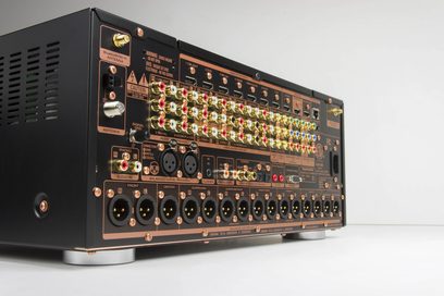 Préampli home-cinéma Marantz AV8802A noir, vue de face, connectique audio et vidéo dorée abondante, boutons et molettes