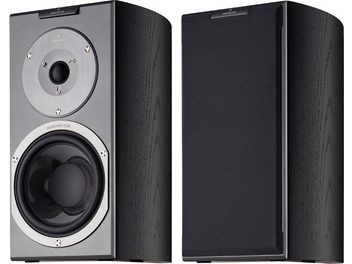 Diffusore da scaffale AudioVector R1 Signature in frassino nero, vista frontale e laterale, cabinet in legno scuro, altoparlante rotondo color argento