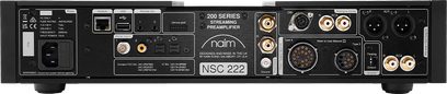 Przedwzmacniacz stereo Naim Audio NSC 222, widok z przodu, czarna obudowa z przyciskami, gniazdami i wyświetlaczem
