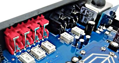 Předzesilovač Nuprime AMG PRA Silver, detailní pohled na elektronické součástky a konektory