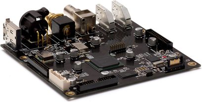 Player audio de rețea Rockna Wavedream NET văzut de sus, componente electronice și conectori vizibili pe placa de circuit imprimat