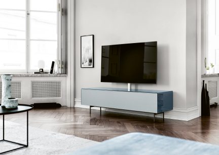 Hvidt og gråt TV-møbel, fladskærms-TV, parketgulv, hvid væg, vindue, hvid radiator