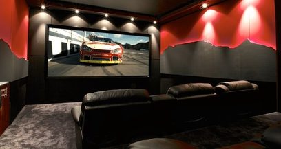 Projekteringsskærm Screen Excellence Reference Fixed-Frame 2,35:1 Enlightor 4K Rf100 Ws i privat hjemmebio, set forfra