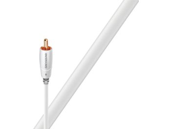 Cable de audio blanco Audioquest Greyhound de 12 m con conector RCA enchapado en oro en un extremo, visto de lado sobre fondo blanco