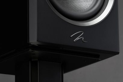Diffusore da scaffale MartinLogan Motion Xt B100 nero laccato, primo piano dell'altoparlante e del logo frontale