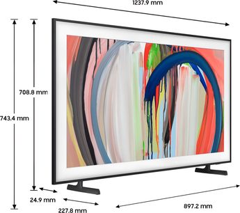Samsung The Frame TQ55LS03HA tv i sort med tynd ramme, set i trekvart vinkel med sorte fødder og farverigt abstrakt motiv