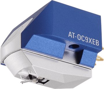 Modrý a stříbrný gramofonový přenoska Audio Technica AT-OC9XEB, detailní pohled z pravé přední strany pod úhlem 3/4