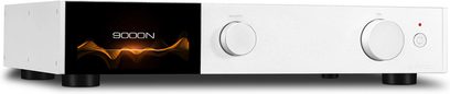 Nätverksljudspelare Audiolab 9000N silver med svart skärm som visar "9000N" och orange vågor, två silverfärgade runda knappar