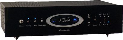 Kora Crescendo sort stereoforforstærker, frontpanel med knapper, blåt display, stik og kontakt på forsiden