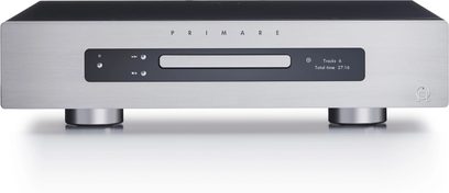 Primare DD35 sudraba CD atskaņotājs, skats no priekšpuses, sudraba krāsas panelis ar displeju, pogām un CD spraugā, novietots uz baltas virsmas