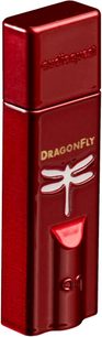 Bærbar USB-lydkonverter fra Audioquest DragonFly Red i kraftigt rød anodiseret aluminium, aflang rektangulær form med indgraveret libelle på oversiden