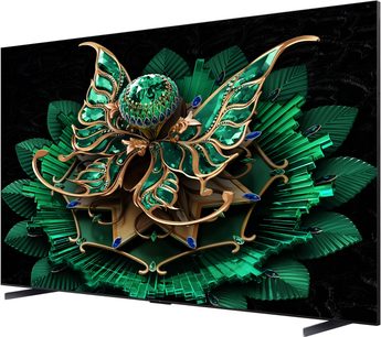 TCL 115C7K Ultra-HD-Fernseher in Schwarz mit ultrafinem Metallrahmen und rechteckigen Standfüßen in Anthrazit, Dreiviertelansicht von vorne rechts, Flachbildschirm mit grün-goldenem Muster