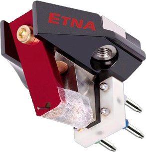 Lyra Etna STEREO Lambda rød og sølv pladespiller-pickup, set forfra i perspektiv, med tonearmen og nålen synlige