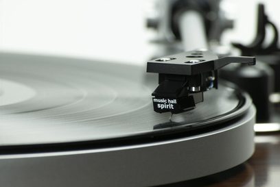 Music Hall Classic pladespiller med valnøddefinish, tæt øverste visning af tonearmen med sort pickup