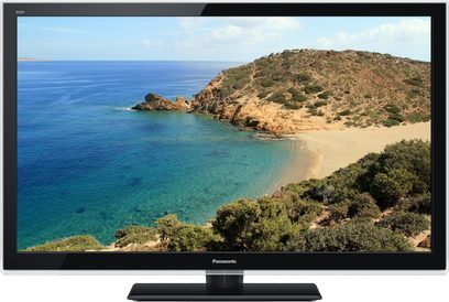 Panasonic TX-L42E5E-fladskærm, der viser en sandstrand og en klippefyldt bugt med turkisblåt vand under en skyfri, blå himmel