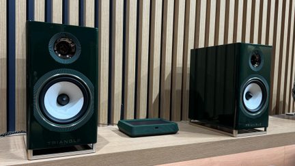 Coppia di diffusori da scaffale Triangle verde brillante con altoparlanti bianchi e box audio abbinato
