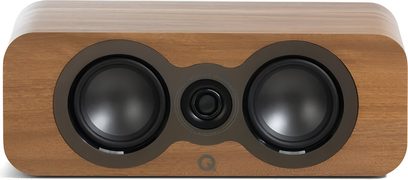 Q Acoustics 3090c centerhøjttaler i lyst træfinér, set forfra, rektangulært kabinet med afrundede hjørner og to sorte højttalerenheder, der omkranser en sort centermonteret diskant