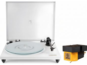 Fehér lemezjátszó átlátszó fedéllel, fekete karral és különálló narancssárga Audio-Technica VM510CB hangszedővel