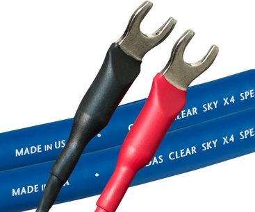 Cardas Clear Sky X4 Special højttalerkabler, sort og rød, sølvbelagte gaffelstik, blå baggrund